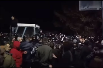 "Rat jajima" kod Kraljeva: Sukob pristalica opozicije i SNS-a (VIDEO)
