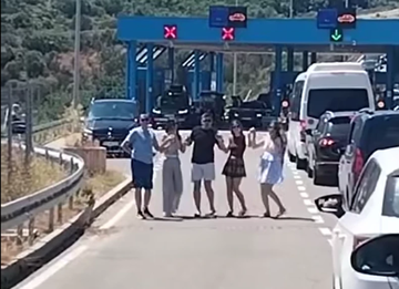 Srpski turisti zaigrali kolo na hrvatskoj granici, pljušte reakcije  