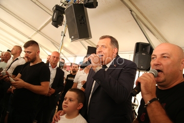 Na Manjači se orilo “Pjevaj, Srbijo”, mikrofona se uhvatio i Dodik