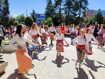 Lazarice na bijeljinskom trgu najavile Vaskrs i dolazak proljeća (FOTO)