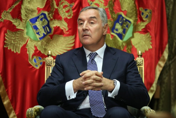 Parlamentarna većina potpisala inicijativu za razrješenje Đukanovića