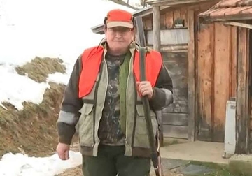 Žena koja ruši sve predrasude: Vinka je majka, domaćica, prva žena lovac u BiH, ali i drvosječa (VIDEO)