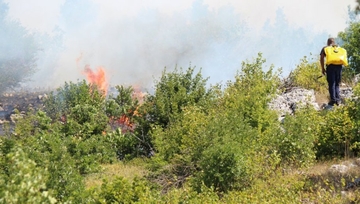 AKTIVNI POŽARI NA PODRUČJU BILEĆE I GACKA: Vatra planula na nepristupačnom mjestu, nisu ugrožena naselja