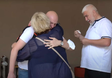 Mladi doktor iz BiH objavio snimak odlaska u Njemačku, oproštaj s roditeljima mnoge je rasplakao