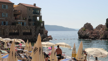 Ležaljke na crnogorskoj plaži koštaju čak 200 evra: Nemojte da se šokirate kada odete