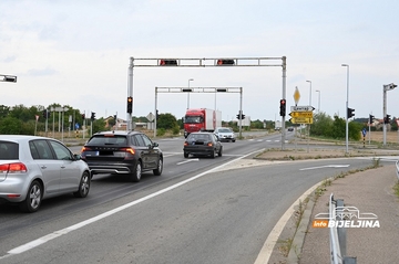 Usporeno saobraćaj zbog radova na putu Bijeljina-Šepak VOZAČI DA VOZE PAŽLJIVIJE NA MJESTIMA IZVOĐENJA RADOVA