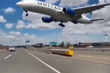 Avion pri slijetanju udario u kamion i stub za rasvjetu (VIDEO)