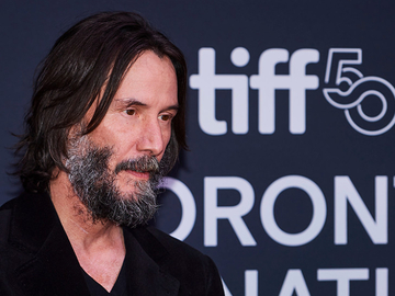 Slavni glumac iznenadio fanove: Kijanu Rivs stao na „ludi kamen“ sa dugogodišnjom partnerkom