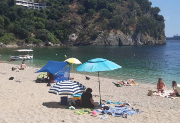 "Paradajz turisti" privlače pažnju gdje god se pojave, peku paprike i ogovaraju selo