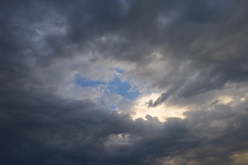 Danas pretežno oblačno, ponegdje i padavine