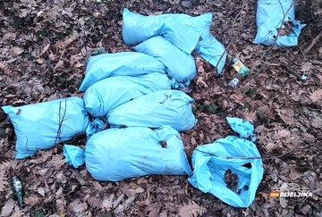 Bruka: U selu u Semberiji pored puta bačeno više od 30 vreća životinjskog otpada (FOTO)