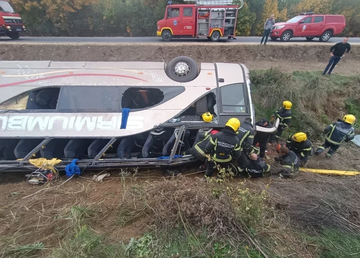 VOZIO 120 KILOMETARA NA SAT Potpukovnik policije otkrio uzrok prevrtanja autobusa kod Sremske Mitrovice 
