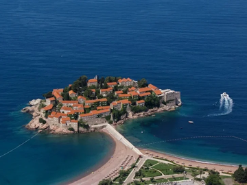Luksuz se vraća: Sveti Stefan prima prve goste od 1. jula, evo koliko koštaju ležaljke