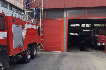 Požar u staračkom domu kod Lukavca: Dvije osobe povrijeđene, štićenici evakuisani