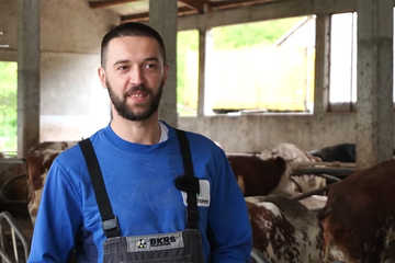 Djed počeo sa 15 krava, danas ima 110 grla: Na farmu stiže i robot (VIDEO)