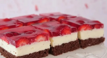 Spoj jednostavne kreme i mekanog biskvita: Napravite ledene kocke s jagodama