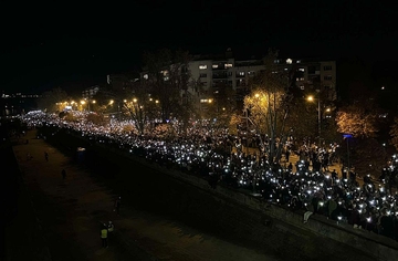 Komemorativni skup u Novom Sadu završena tišinom i porukom na transparentu