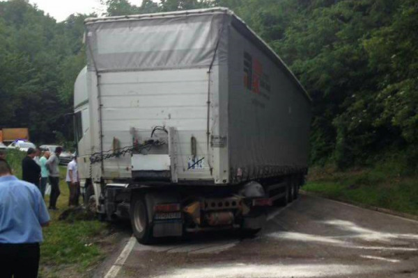 Potpuno obustavljen saobraćaj na putu Bijeljina - Tuzla