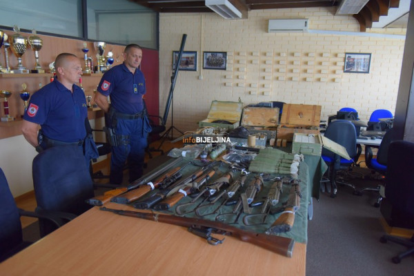 Kod osumnjičenog za ubistvo u Loparama pronađen arsenal oružja /FOTO/