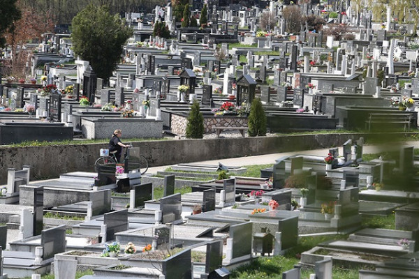 Pokojnike u BiH iskopava ko i kako stigne, sveštenici se krste i hvataju za glavu