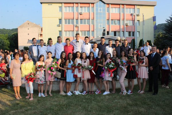 Ugljevik: Defile malih maturanata gradskim ulicama