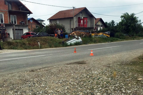 Saobraćajka u Branjevu, dva automobila završila u kanalu /FOTO/