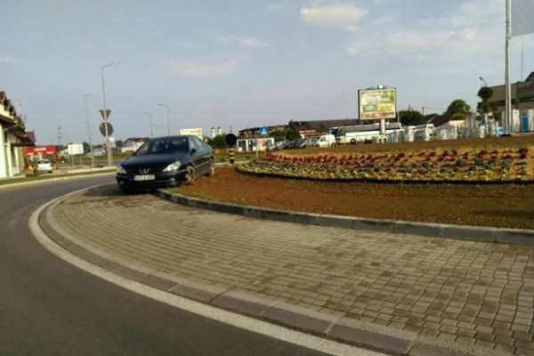 Tek što je otvoren kružni tok u Prnjavoru “poslužio” kao parking