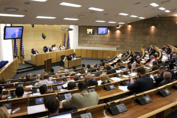 Samo devet institucija na iće i piće potrošilo 185.000 maraka za godinu dana