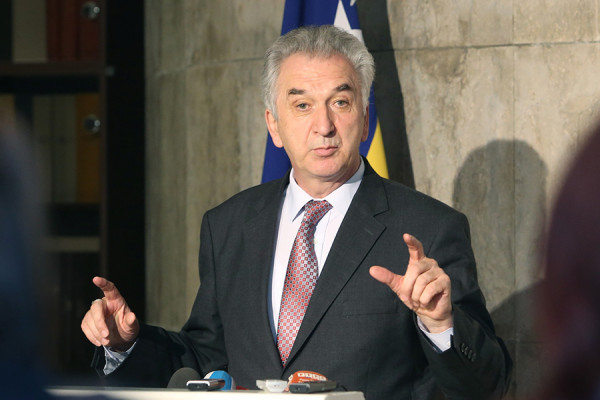 Šarović tvrdi da jedino entitetske vlade mogu uticati na smanjenje cijene goriva