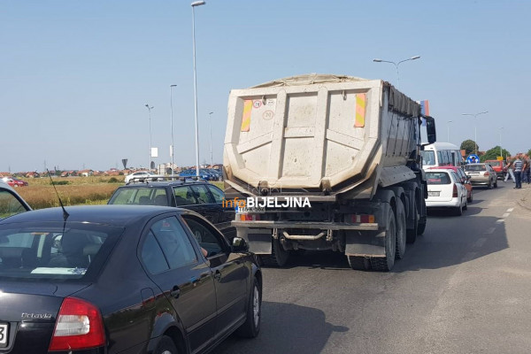 Vozači danas blokirali kružni tok na izlazu iz Bijeljine prema Ugljeviku /FOTO/