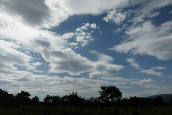 Sutra pretežno oblačno i osjetno svježije