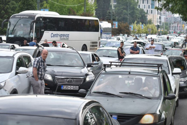Prevoznici traže da gorivo bude jeftinije za 0,30 KM, Vlada RS pritišće naftaše