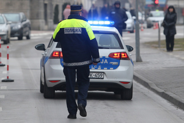 Opštinsku inspektorku polio kantom vode