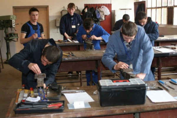 Niko neće u zanatlije