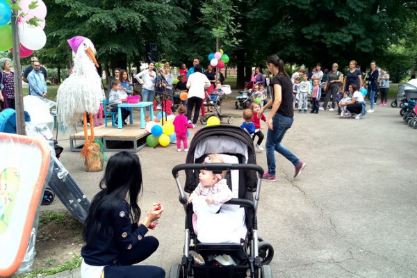 "Konferencija beba" - Najmlađa beba dobila dječija kolica