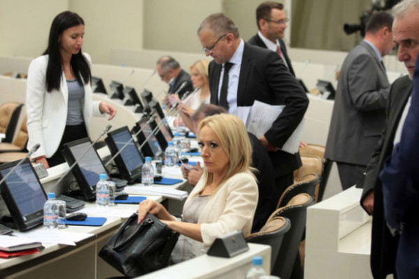 EU: Snižavanje akciza put u blokadu razvoja i pomoći