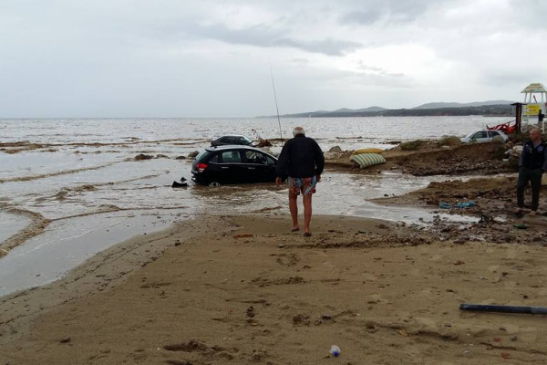 Stravične poplave u Grčkoj - Voda nosi automobile, evakuisani turisti