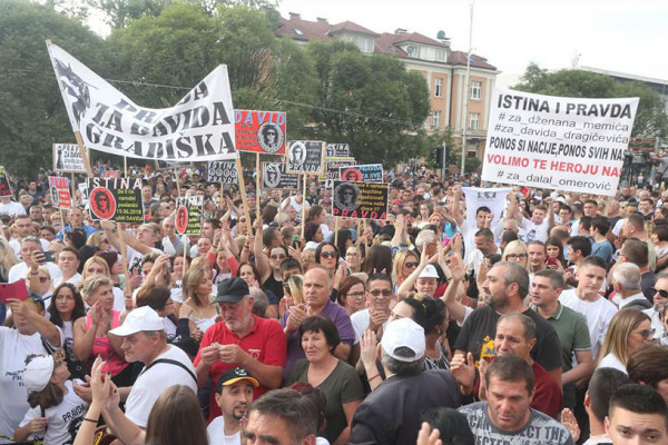 Skup na Trgu Krajine okupio hiljade ljudi