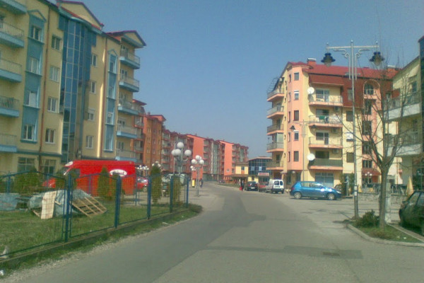 Otvaranje sportskog terena uređenog donacijama članova stranke