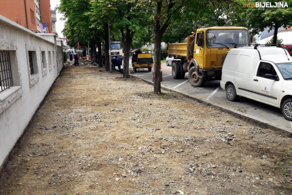 Počeli radovi na rekonstrukciji trotoara pored zgrade Suda u Bijeljini