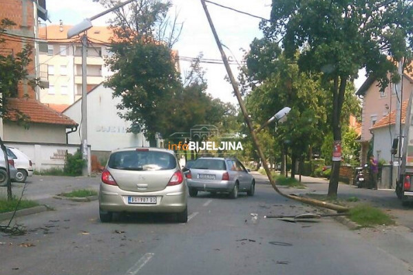Udes u Račanskoj ulici, oboren stub ulične rasvjete
