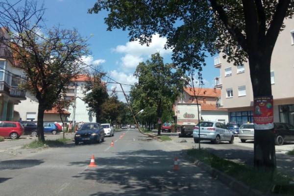 Kamion udario u šest parkiranih vozila, stub ulične rasvjete i izlog