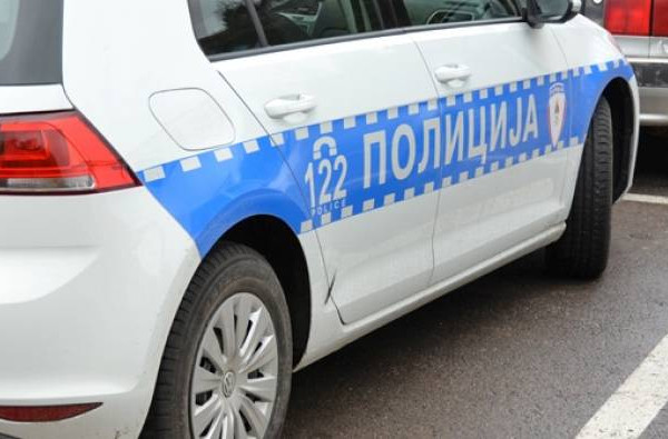 Sletio autom, pa pucao na policiju