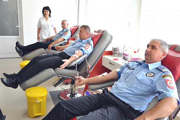 Više od 50 policajaca dalo krv