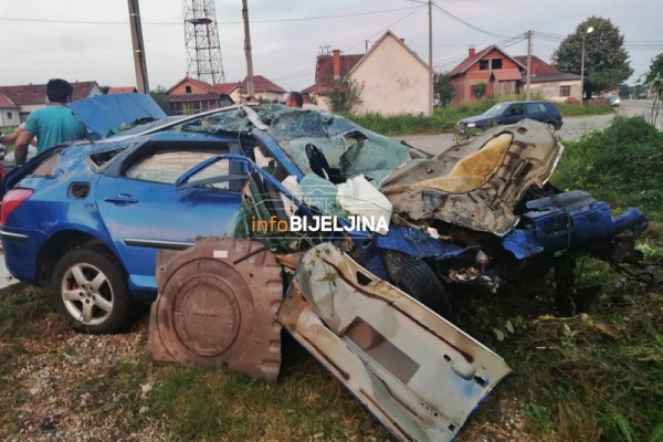 Teška saobraćajka u Dragaljevcu, automobilom sletio sa puta