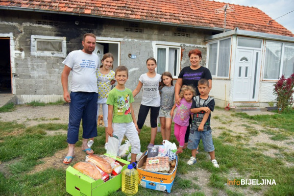 Bijeljina: Dijaspora donirala pakete pomoći za dvije višečlane porodice