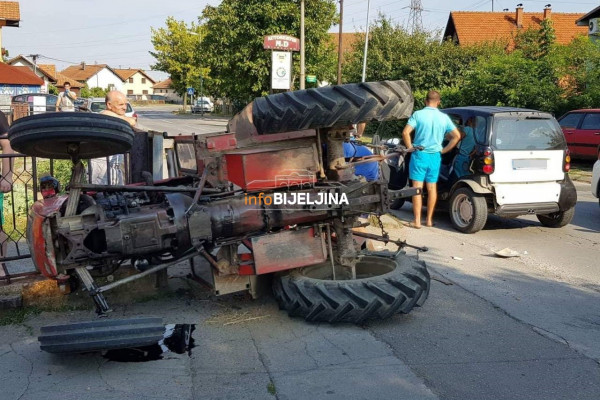 Traktor se prevrnuo u sudaru sa smartom