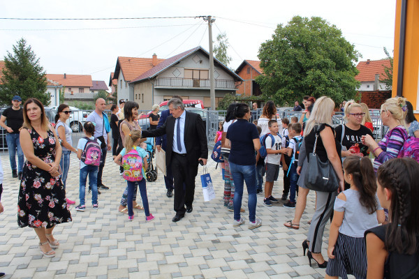 Đaci sa Ledinaca u novoj školi