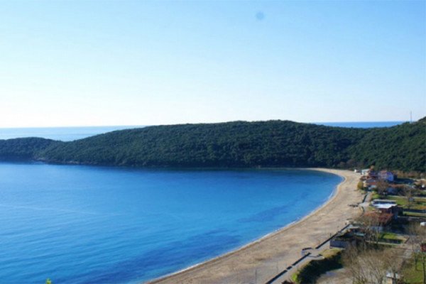 Djevojka silovana na popularnoj plaži u Budvi