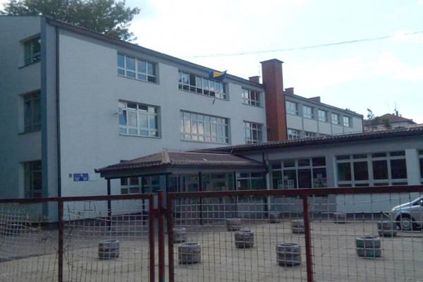 Osnovac pred školskim drugarima iskočio kroz prozor